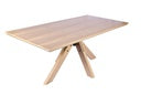 Mesa comedor escandinava con sobre rectangular en madera clara y patas anguladas — perspectiva cálida de Boutique Interiorismo.

