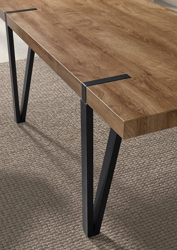 Mesa rectangular estilo industrial en madera cálida y patas de acero negro — armonía entre naturalidad y fuerza by Boutique Interiorismo.

