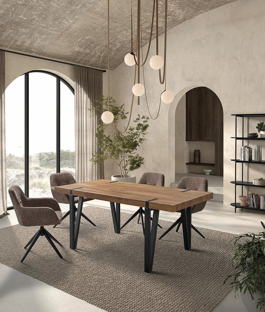 Ambiente industrial con mesa comedor robusta en madera y estructura negra — espacio con carácter de Boutique Interiorismo.

