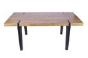 Mesa de comedor rectangular en madera natural con patas metálicas negras — diseño industrial sobrio y funcional de Boutique Interiorismo.

