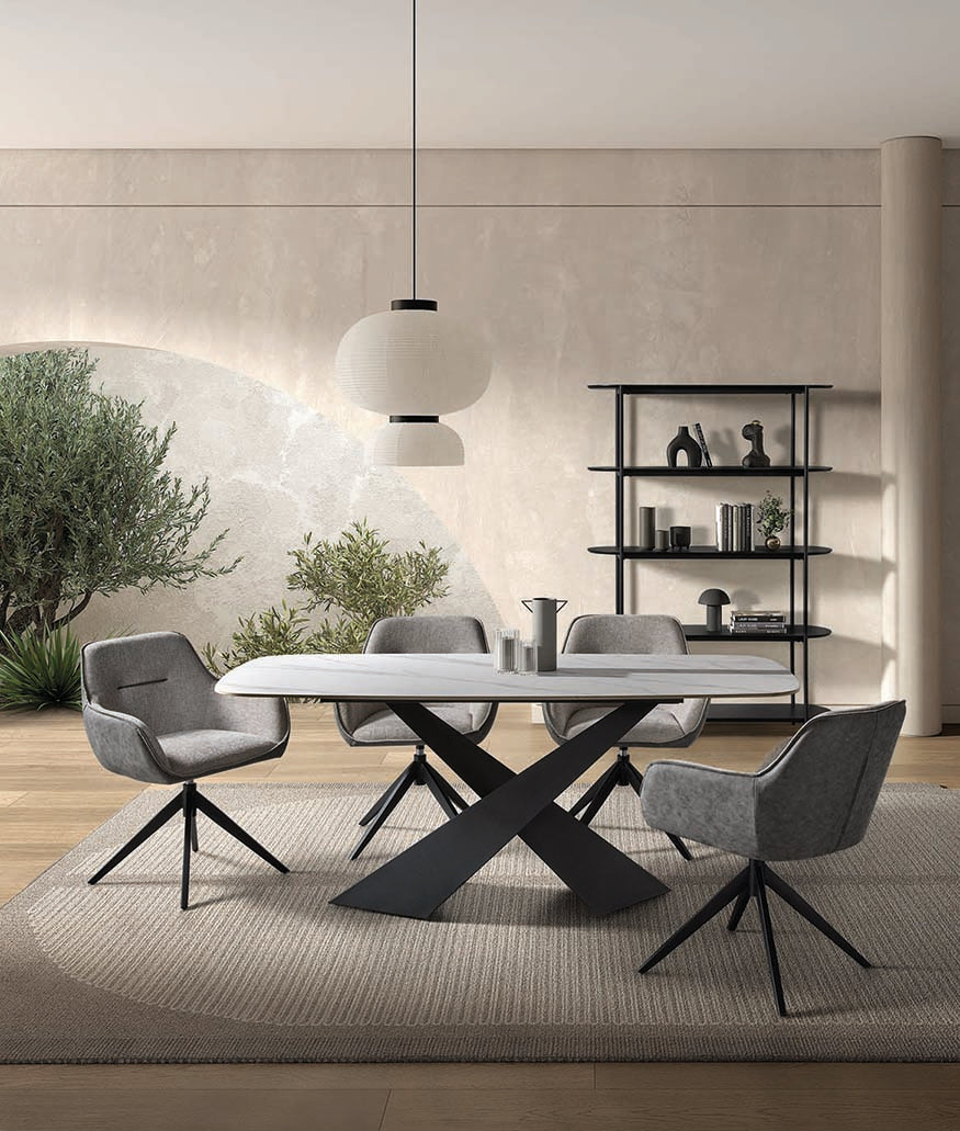 Ambiente cálido con mesa comedor blanca y base cruzada en negro — combinación de modernidad y armonía by Boutique Interiorismo.

