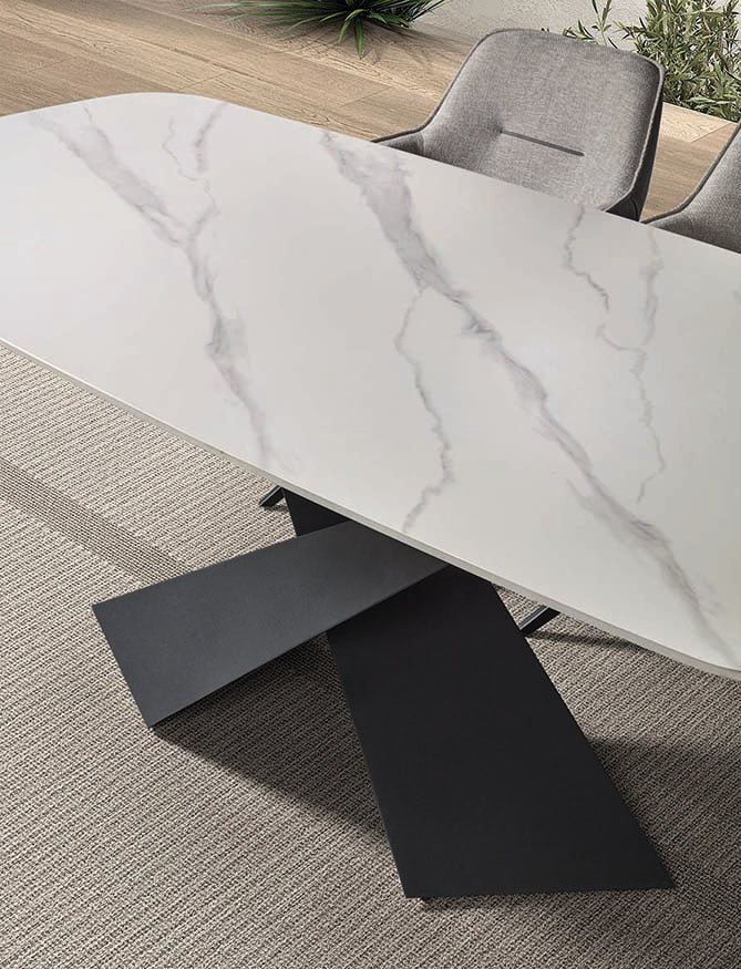 Comedor de lujo con mesa de sobre porcelánico blanco vetado y base metálica negra — elegancia atemporal de Boutique Interiorismo.
