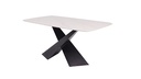 Perspectiva angular de mesa comedor con base negra en cruz y sobre blanco vetado — diseño moderno por Boutique Interiorismo
