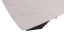 Detalle frontal de mesa comedor redonda con base escultórica en blanco — diseño minimalista y elegante de Boutique Interiorismo.