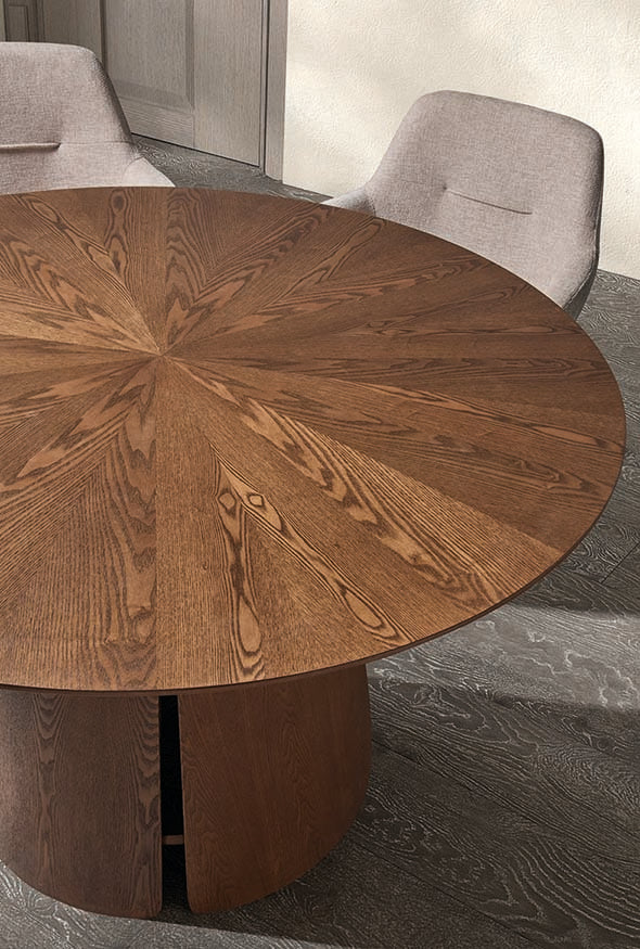 Ambiente con mesa redonda de nogal en comedor contemporáneo — armonía entre diseño cálido y sofisticación por Boutique Interiorismo.