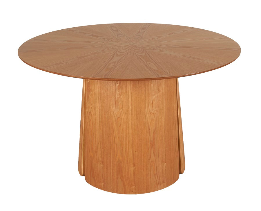 Mesa comedor estilo escandinavo con líneas suaves y base redondeada — equilibrio natural y diseño nórdico en Boutique Interiorismo.

