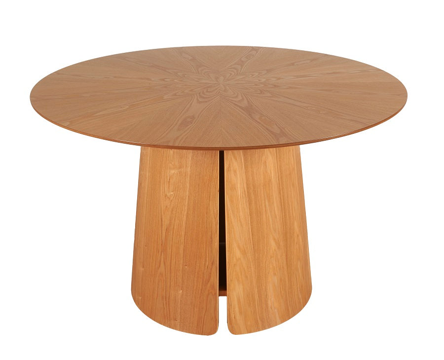 Mesa comedor redonda con base cilíndrica y tablero orgánico en acabado natural — estilo fluido y moderno de Boutique Interiorismo.

