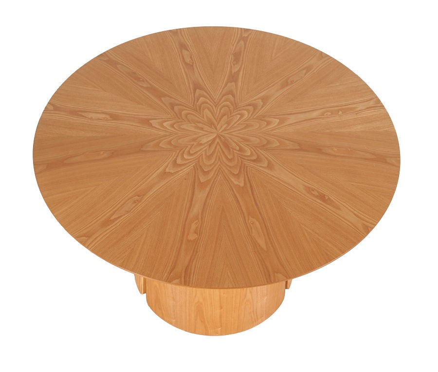 Vista superior de mesa comedor redonda con diseño floral en madera natural — detalle artístico y orgánico de Boutique Interiorismo.