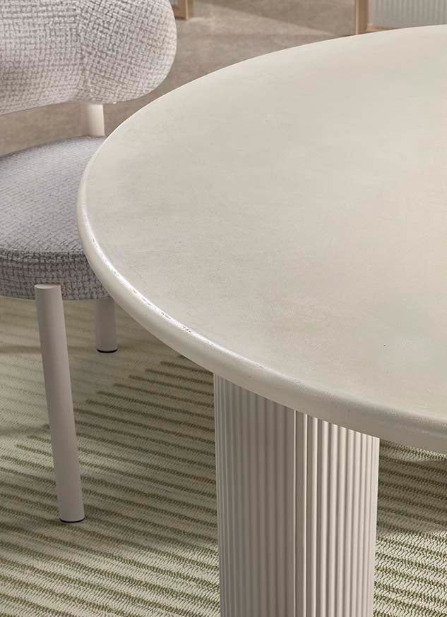 Vista de acabado porcelánico superior con vetas orgánicas y borde redondeado — diseño refinado y funcional de Boutique Interiorismo.