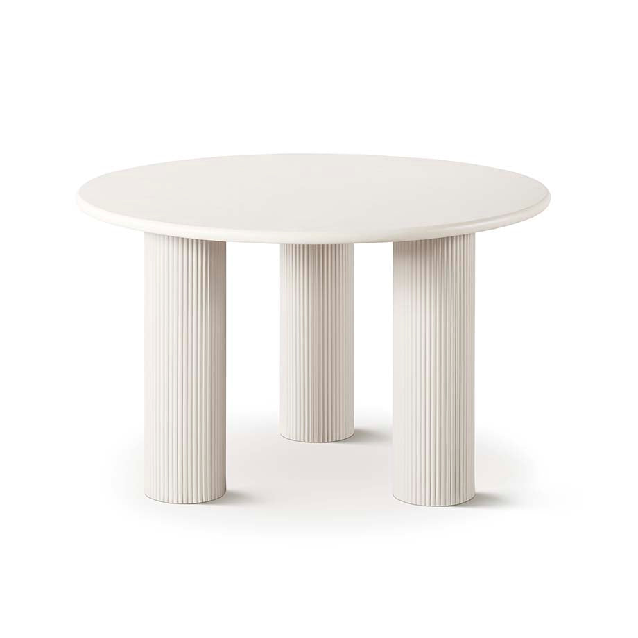 Detalle de mesa comedor extensible con sobre porcelánico blanco y vetas suaves — elegancia atemporal en Boutique Interiorismo.
