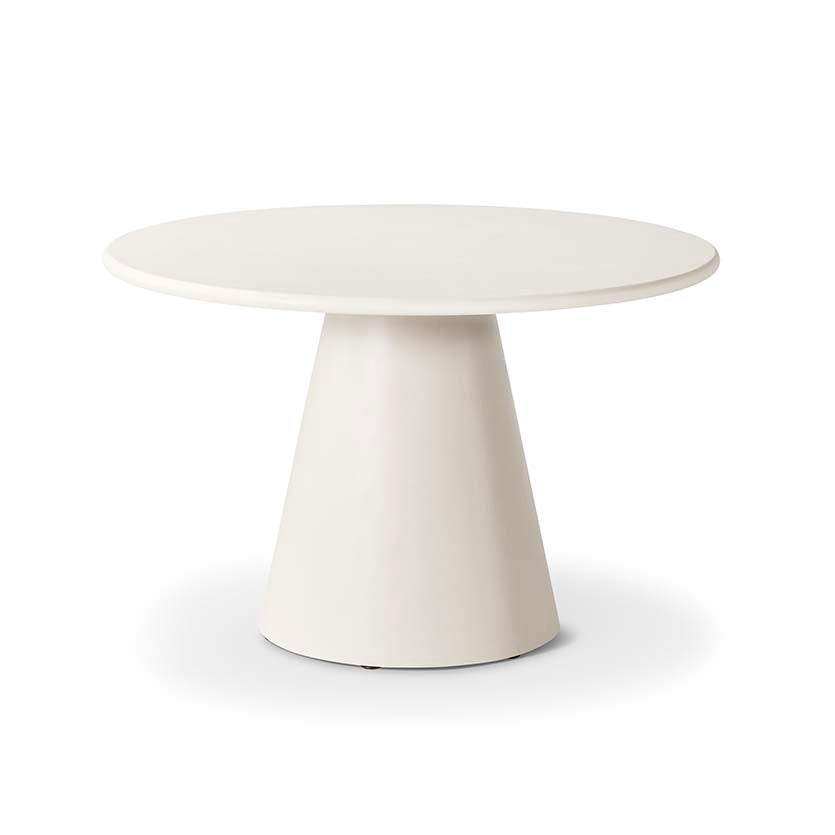 Mesa de comedor rectangular con tablero porcelánico blanco efecto mármol y base de madera en forma trapezoidal, diseño moderno y sofisticado ideal para comedores contemporáneos. Boutique Interiorismo.