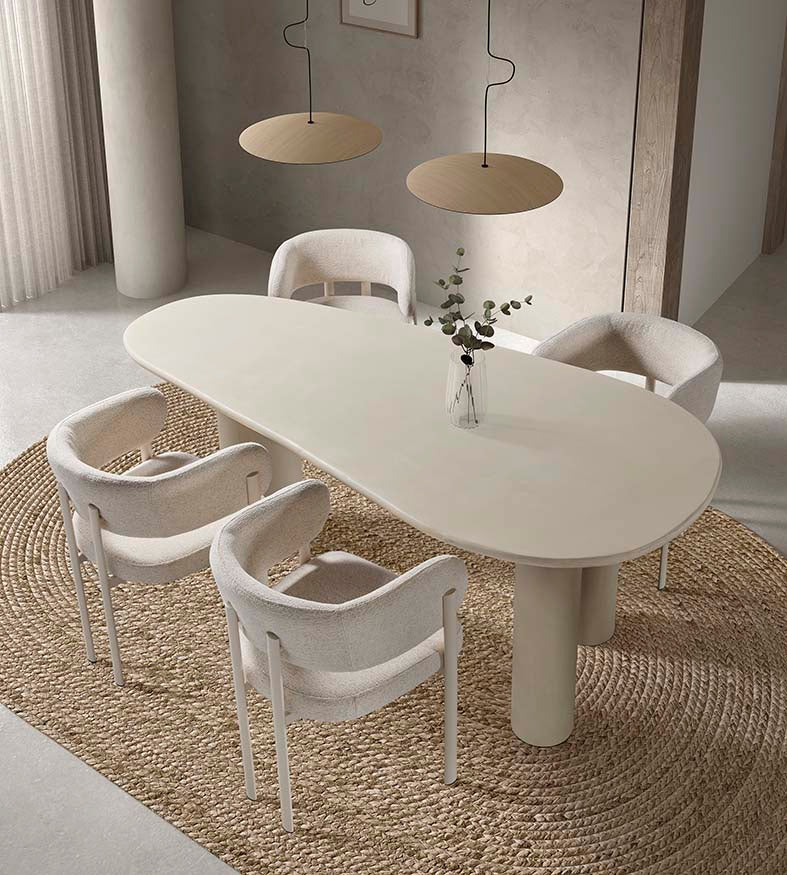 Mesa de comedor rectangular con superficie porcelánica blanca veteada y base escultórica de madera clara, perfecta para espacios de diseño moderno y luminoso. Boutique Interiorismo.