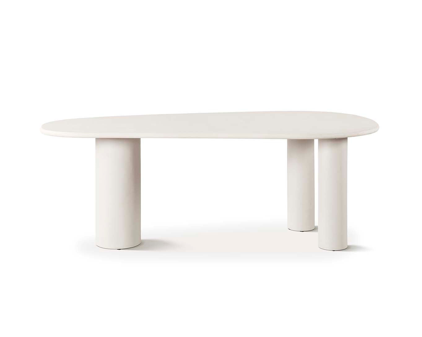 Mesa de comedor rectangular con superficie porcelánica blanca veteada y base escultórica de madera clara, perfecta para espacios de diseño moderno y luminoso. Boutique Interiorismo.