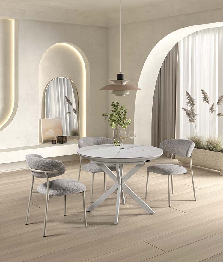 Mesa de comedor extensible con tablero porcelánico blanco veteado y base central de madera en forma geométrica, una pieza de diseño moderno ideal para comedores sofisticados. Boutique Interiorismo.