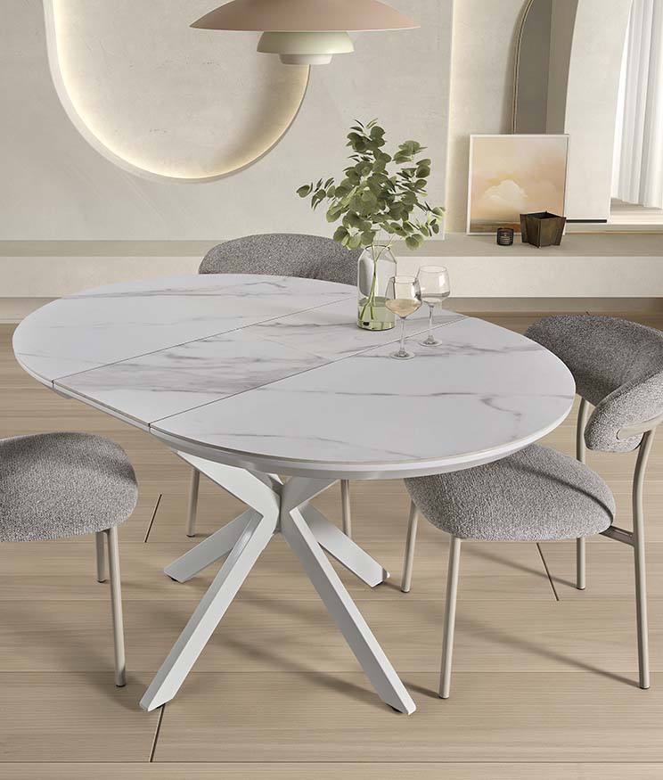 Mesa de comedor extensible con tablero porcelánico blanco veteado y base central de madera en forma geométrica, una pieza de diseño moderno ideal para comedores sofisticados. Boutique Interiorismo.