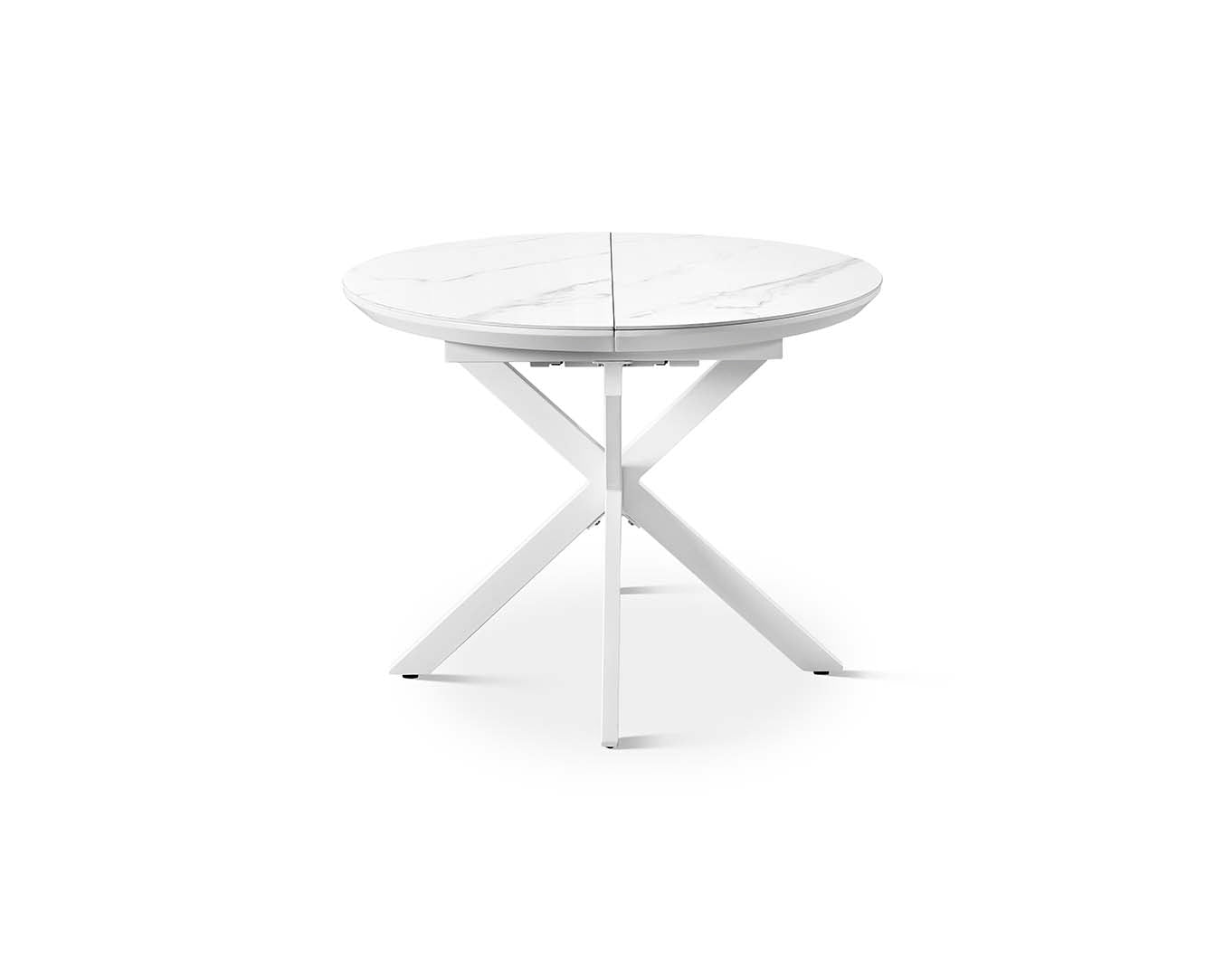 Mesa de comedor extensible con tablero porcelánico blanco veteado y base central de madera en forma geométrica, una pieza de diseño moderno ideal para comedores sofisticados. Boutique Interiorismo.