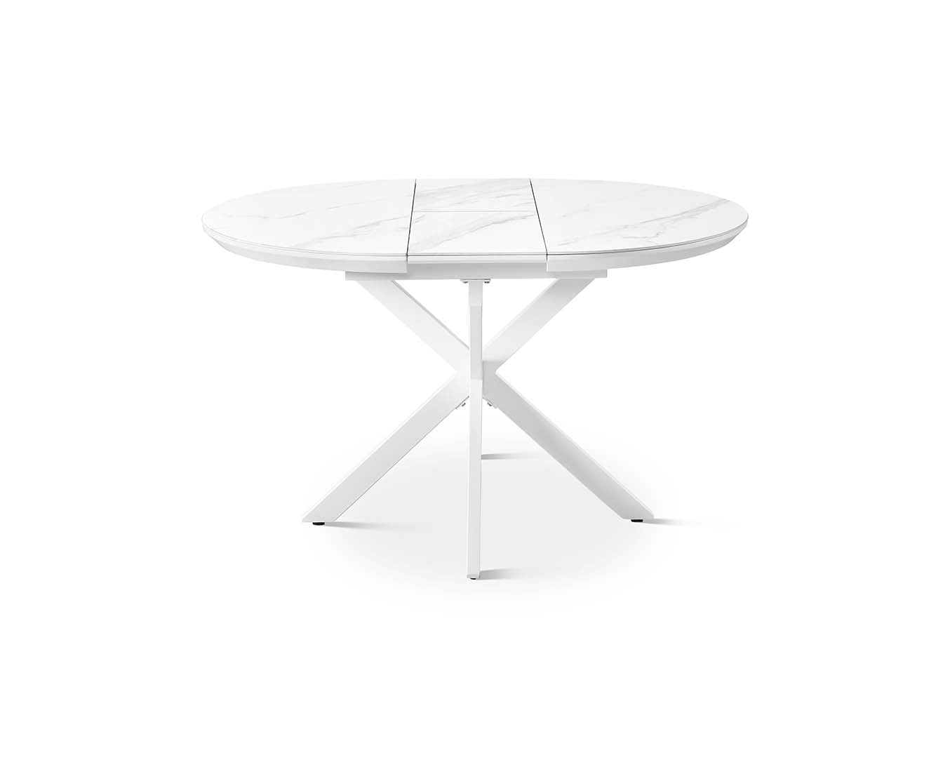 Mesa de comedor extensible con tablero porcelánico blanco veteado y base central de madera en forma geométrica, una pieza de diseño moderno ideal para comedores sofisticados. Boutique Interiorismo.