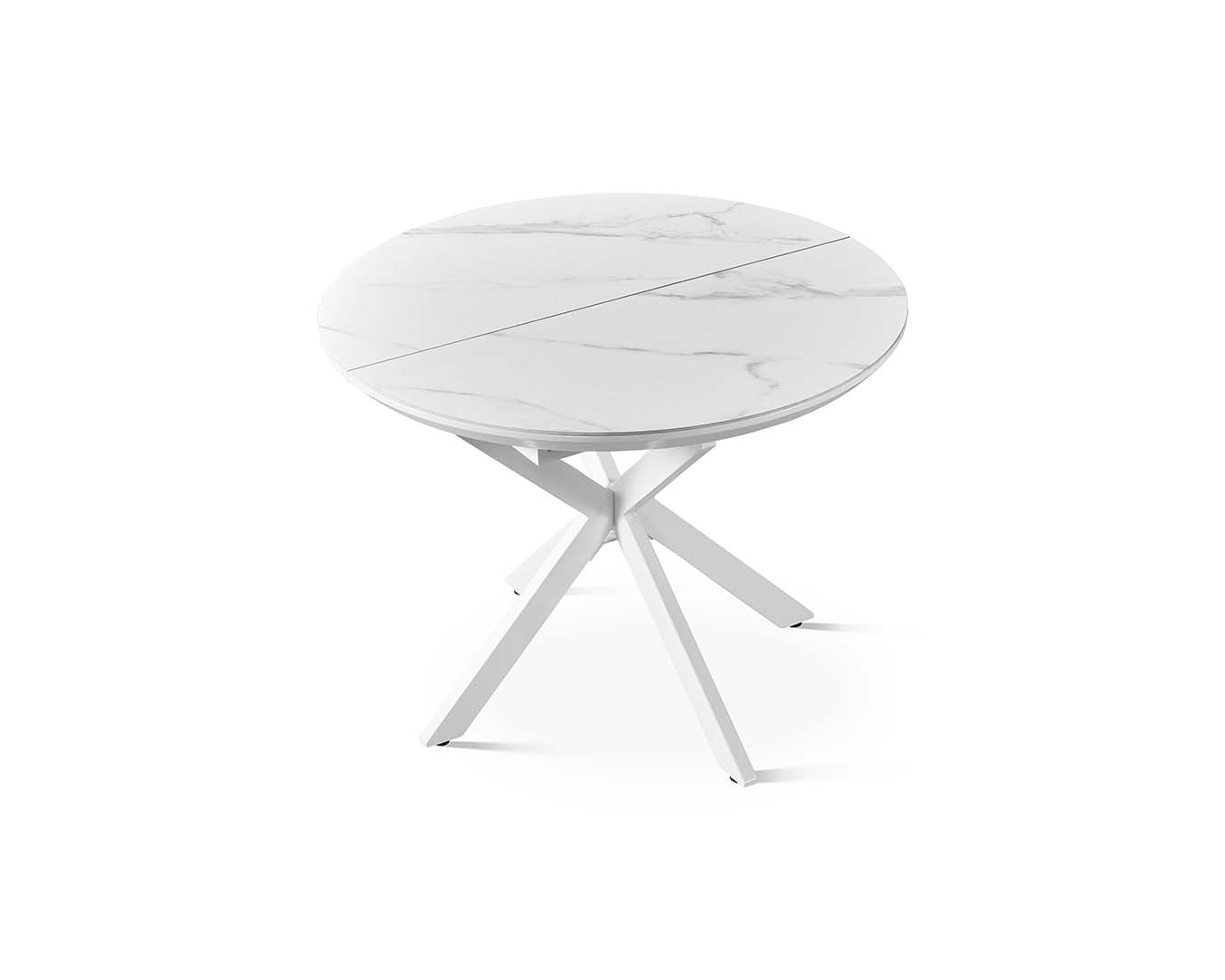 Mesa de comedor extensible con tablero porcelánico blanco veteado y base central de madera en forma geométrica, una pieza de diseño moderno ideal para comedores sofisticados. Boutique Interiorismo.