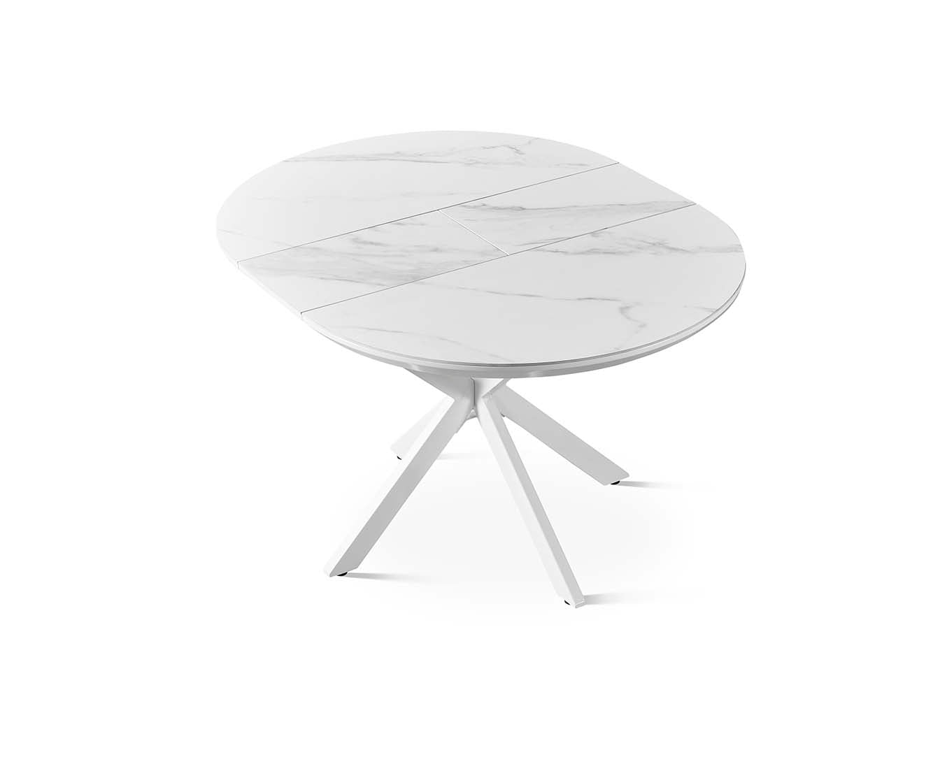 Mesa de comedor extensible con tablero porcelánico blanco veteado y base central de madera en forma geométrica, una pieza de diseño moderno ideal para comedores sofisticados. Boutique Interiorismo.