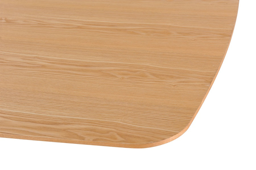 Detalle de Mesa de comedor rectangular de madera natural con estructura metálica negra, estilo industrial moderno perfecto para ambientes urbanos y elegantes. Boutique Interiorismo.