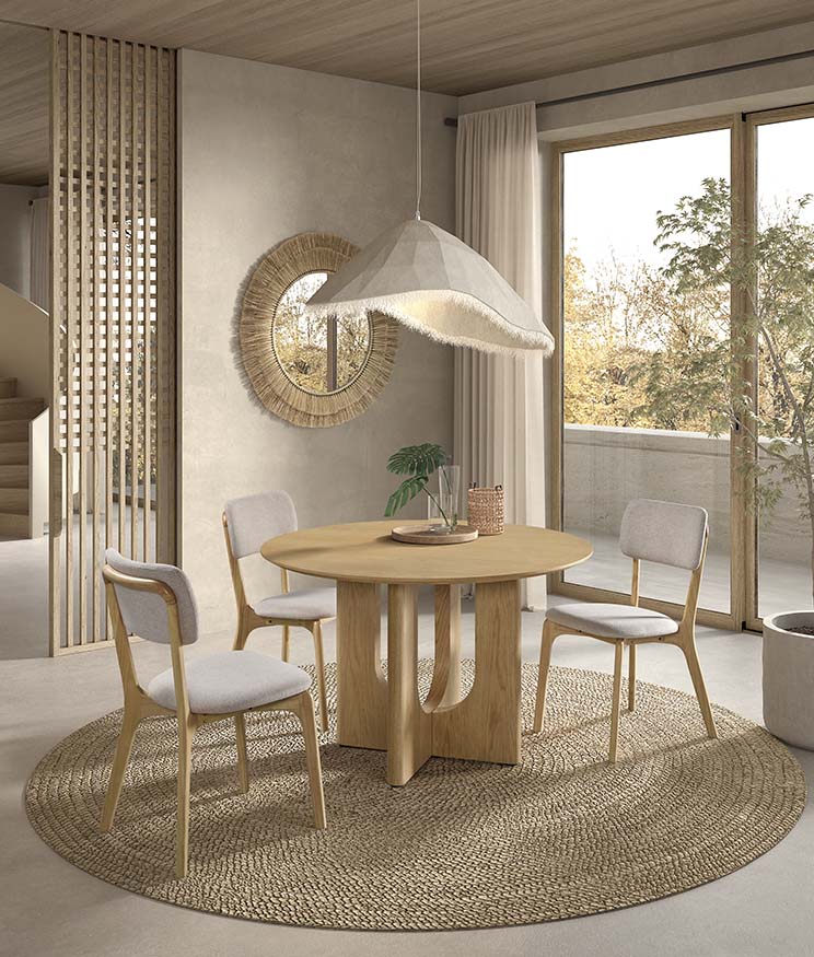 Mesa de comedor redonda de madera y base central de madera en forma trapezoidal, diseño moderno de líneas limpias ideal para ambientes elegantes. Boutique Interiorismo.
