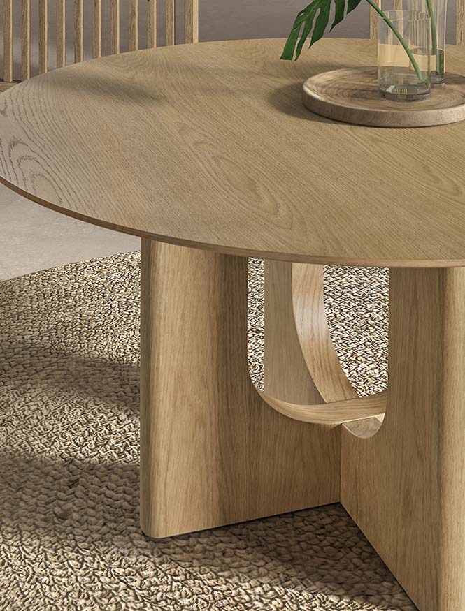 Mesa de comedor redonda de madera y base central de madera en forma trapezoidal, diseño moderno de líneas limpias ideal para ambientes elegantes. Boutique Interiorismo.