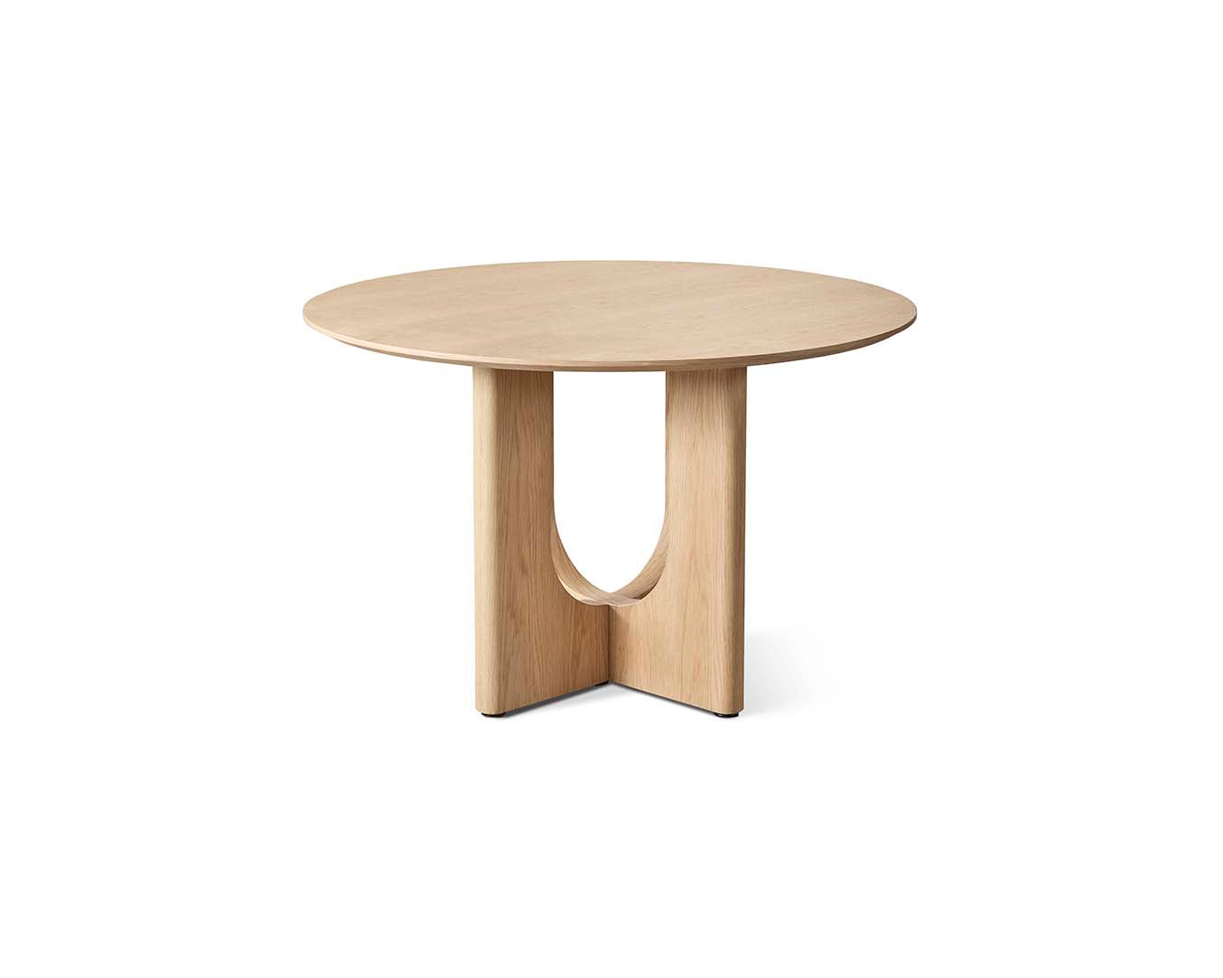 Mesa de comedor redonda de madera y base central de madera en forma trapezoidal, diseño moderno de líneas limpias ideal para ambientes elegantes. Boutique Interiorismo.