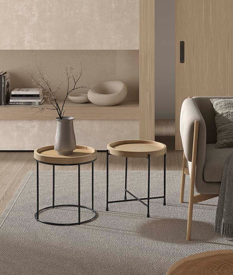 Mesa auxiliar redonda estilo nórdico con sobre de madera natural y base metálica negra en diseño minimalista — pieza funcional de Boutique Interiorismo.