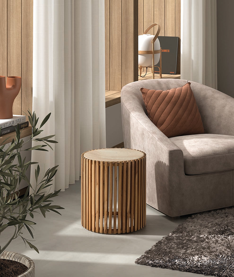 Ambiente cálido con mesa auxiliar cilíndrica de lamas verticales en madera natural — pieza versátil y moderna disponible en Boutique Interiorismo.