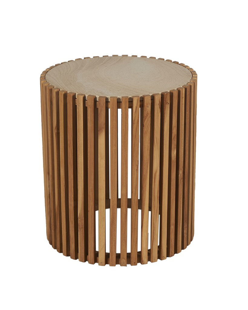 Mesa auxiliar cilíndrica de listones verticales en madera natural, con sobre macizo – una pieza ligera visualmente, perfecta para ambientes mediterráneos o de estilo japandi.