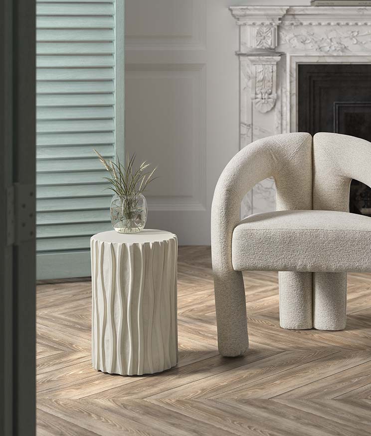 Mesa auxiliar efecto madera tallada con ondas verticales, en acabado blanco roto – perfecta para aportar textura y serenidad a espacios con luz natural.