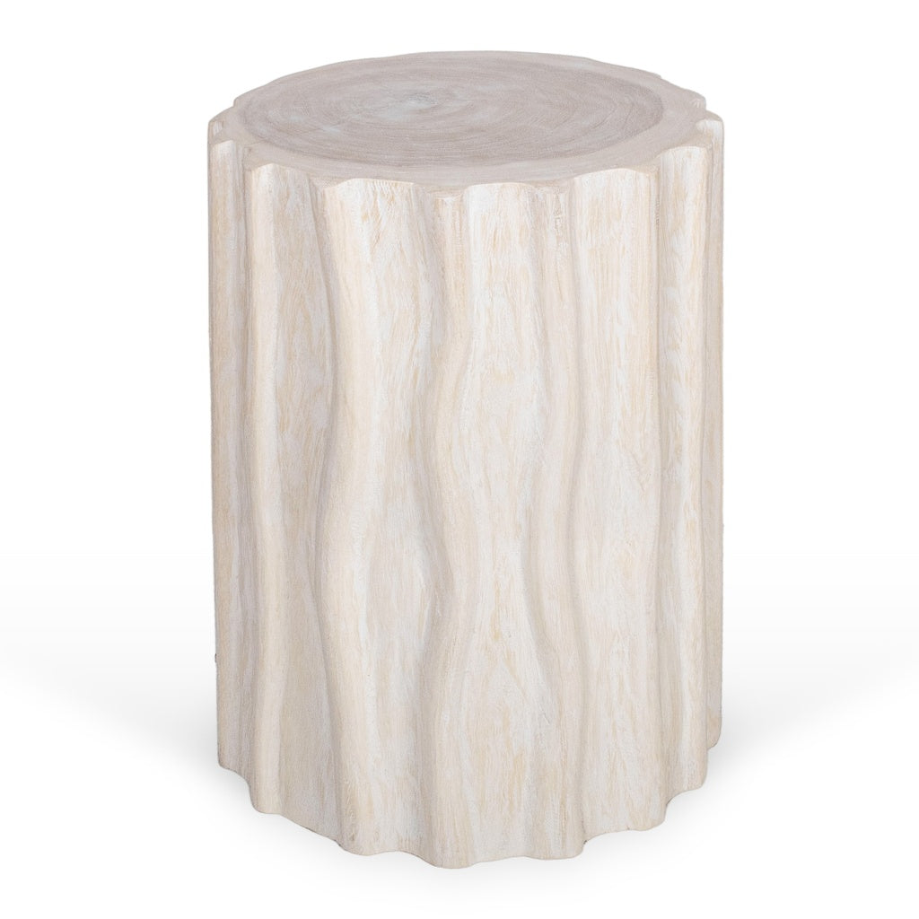 Mesa auxiliar de diseño cilíndrico con acabado efecto madera tallada en ondas orgánicas, tono claro natural – ideal para ambientes cálidos y sofisticados.