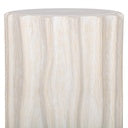 Vista lateral de mesa auxiliar cilíndrica con relieves ondulados en mármol blanco natural – diseño exclusivo de Boutique Interiorismo.