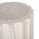 Detalle superior de mesa auxiliar redonda de mármol con textura ondulada en tono natural – pieza escultórica de Boutique Interiorismo.