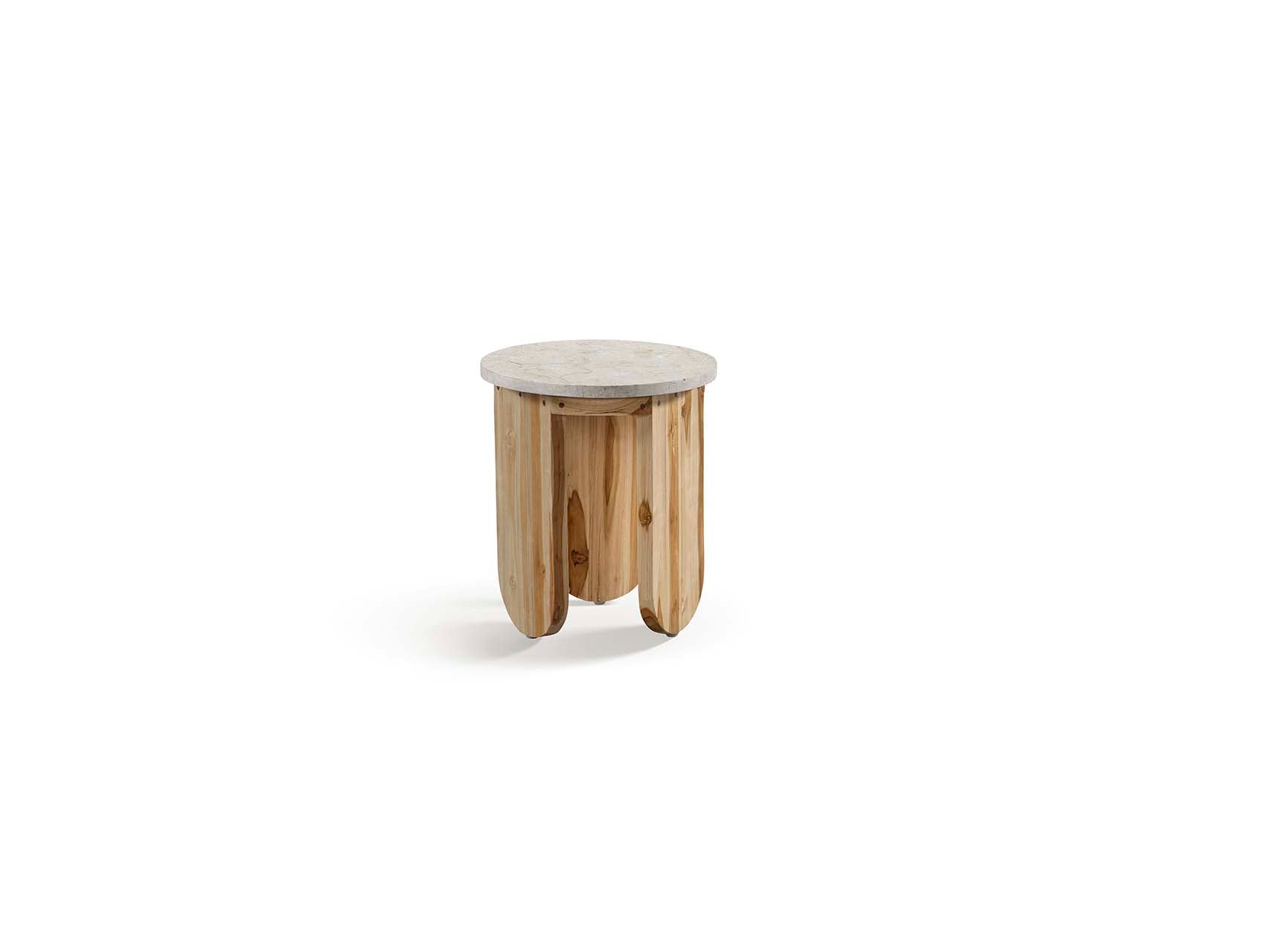 Mesa auxiliar redonda con base escultórica de madera natural y sobre de mármol blanco – diseño orgánico para espacios sofisticados | Boutique Interiorismo
