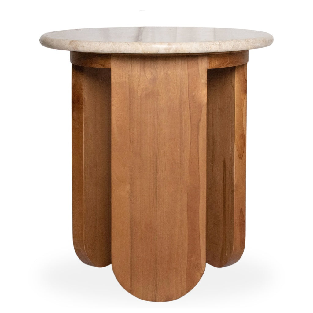Detalle lateral de mesa auxiliar redonda con base escultórica en madera natural y sobre de mármol blanco veteado – pieza de autor de Boutique Interiorismo.