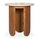 Detalle lateral de mesa auxiliar redonda con base escultórica en madera natural y sobre de mármol blanco veteado – pieza de autor de Boutique Interiorismo.