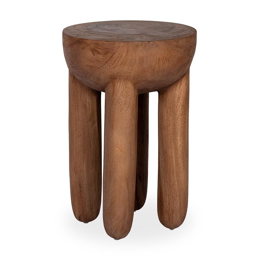 Mesa auxiliar de madera nogal con forma orgánica y acabado artesanal, diseño decorativo y funcional ideal para espacios con estilo cálido y contemporáneo. Boutique Interiorismo.