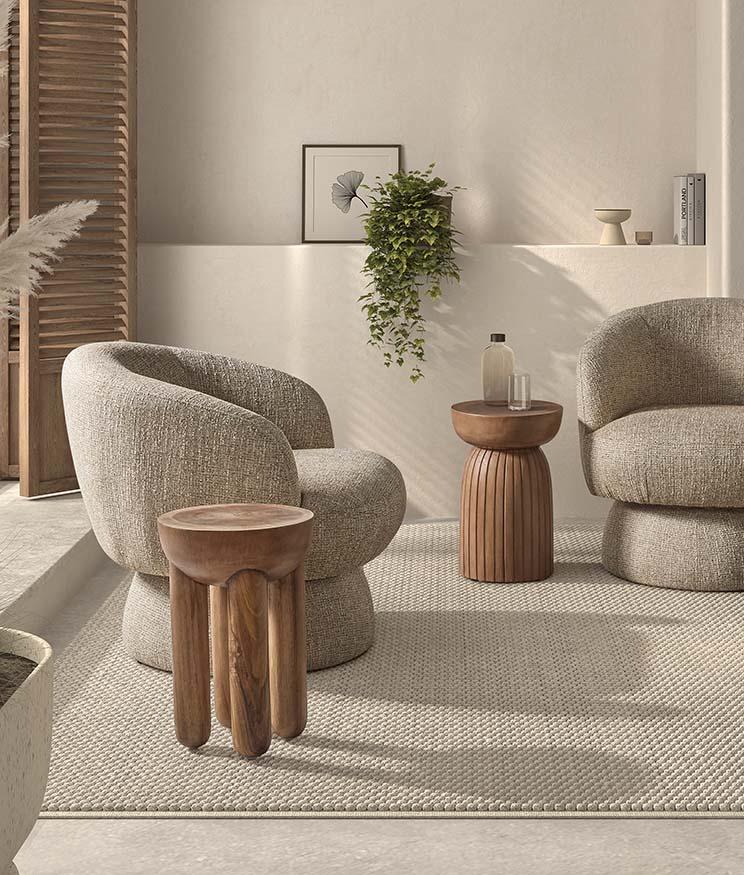 Mesa auxiliar de madera nogal con forma orgánica y acabado artesanal, diseño decorativo y funcional ideal para espacios con estilo cálido y contemporáneo. Boutique Interiorismo.