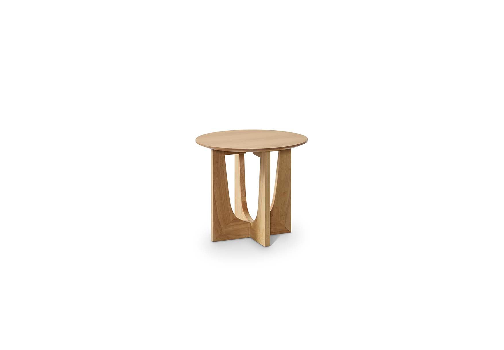 Mesa auxiliar redonda de madera natural con diseño compacto y versátil, perfecta como apoyo decorativo en salones o comedores de estilo sereno. Boutique Interiorismo.