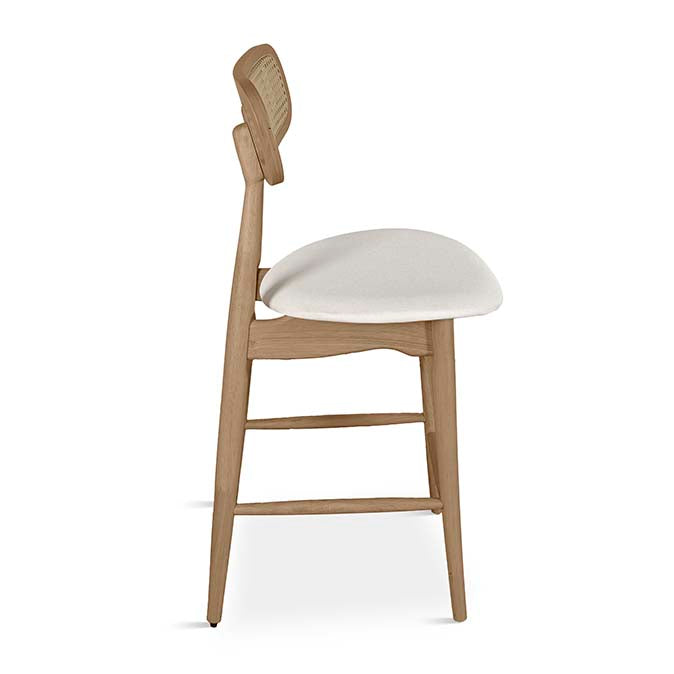 Taburete alto de ratán y madera con asiento curvo blanco. Diseño Mid-Century – Boutique Interiorismo.