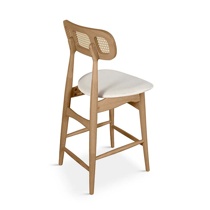 Taburete de madera natural con respaldo de ratán y estructura ligera. Asiento blanco – Boutique Interiorismo.

