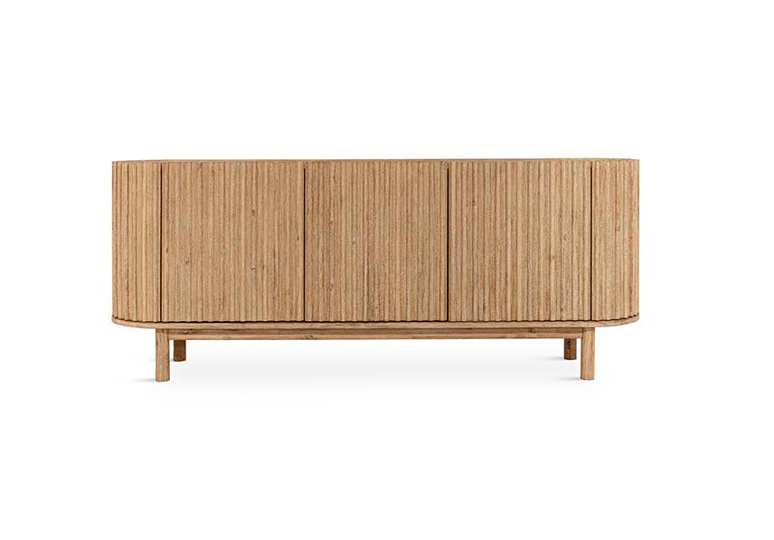 Aparador Corfu de 200 cm fabricado en madera natural, con diseño contemporáneo y líneas limpias, perfecto para salones y comedores modernos. Boutique Interiorismo.







