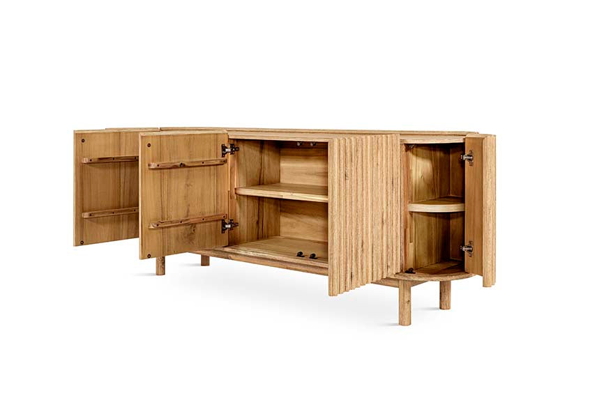 Aparador Corfu de 200 cm fabricado en madera natural, con diseño contemporáneo y líneas limpias, perfecto para salones y comedores modernos. Boutique Interiorismo.







