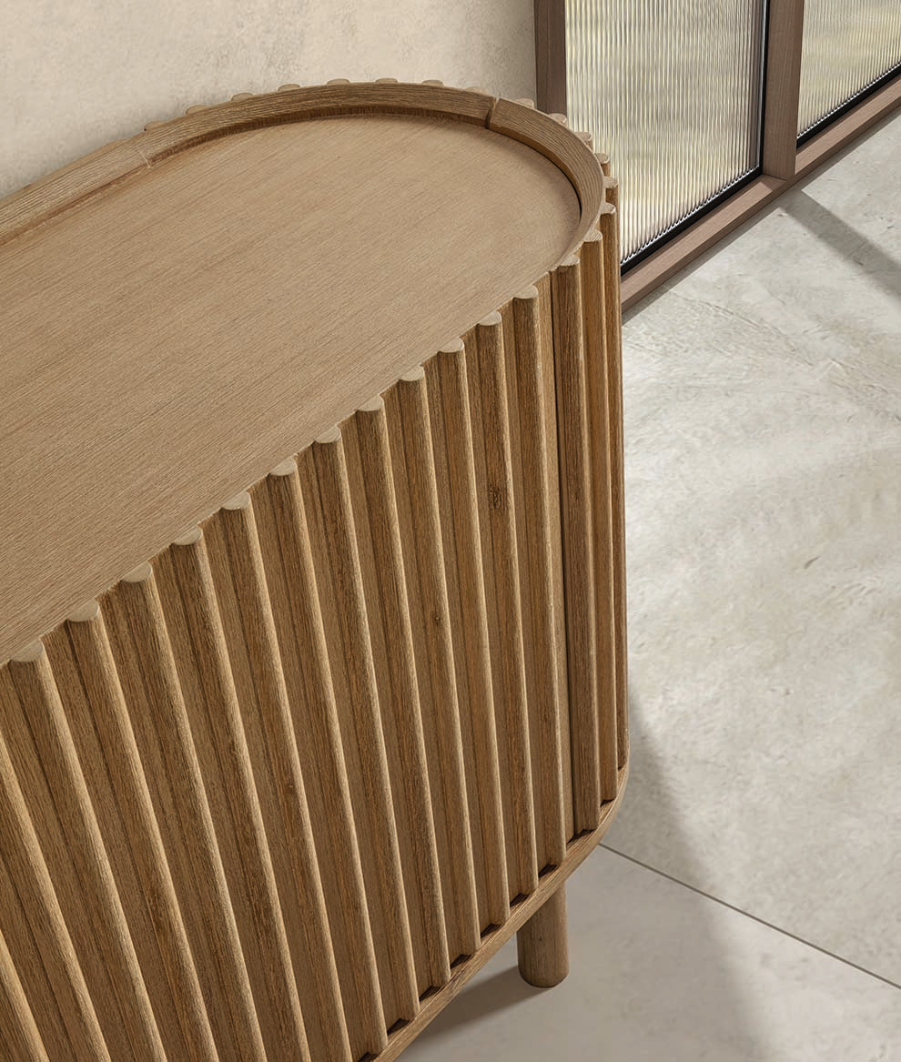 Detalle del Aparador Corfu de madera con diseño elegante y detalles artesanales, perfecto para aportar calidez y estilo a salones o comedores. Boutique Interiorismo.







