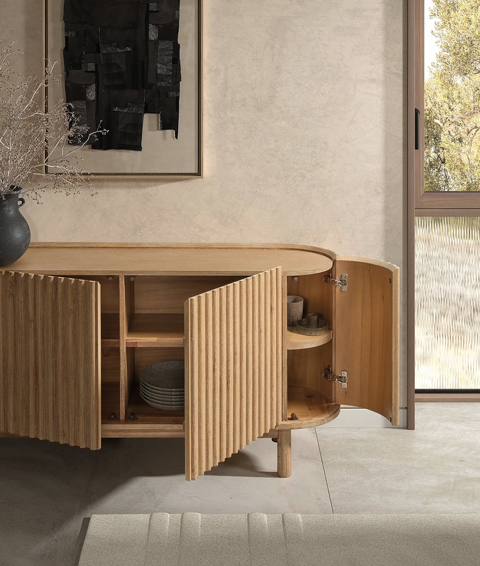 Detalle del Aparador Corfu de madera con diseño elegante y detalles artesanales, perfecto para aportar calidez y estilo a salones o comedores. Boutique Interiorismo.







