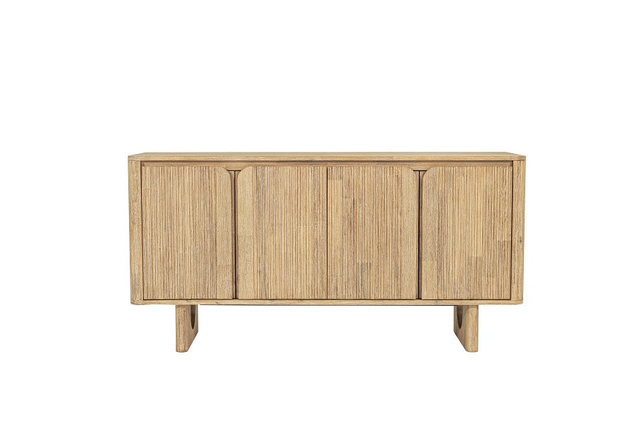 Aparador Kinga de madera natural y diseño moderno, ideal para aportar estilo y funcionalidad en salones o comedores. Boutique Interiorismo.