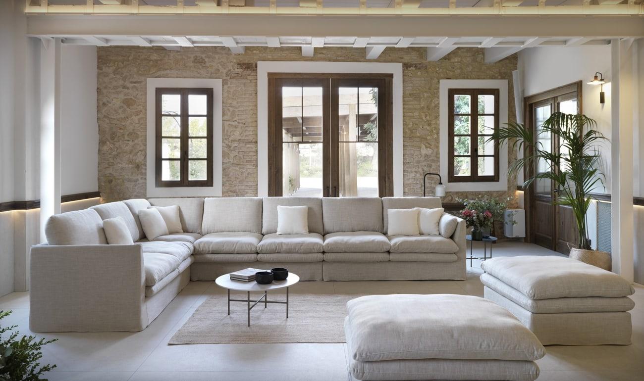 Sofá esquinero en lino natural, composición hecha a medida con diseño elegante y funcional – Boutique Interiorismo.