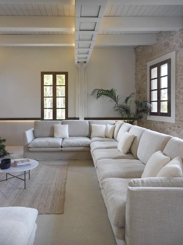 Sofá esquinero grande en lino natural, diseño modular de alta gama, ideal para salones amplios – Boutique Interiorismo.