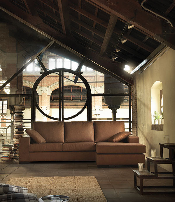 Sofá Armani tapizado en MARRON, diseño moderno y minimalista, fabricado en España – Boutique Interiorismo.